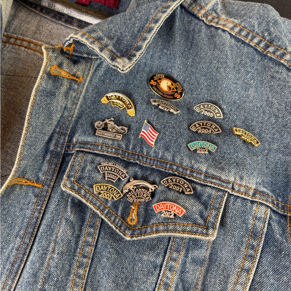 Harley Davidson Y2K Jean Jacket Denim Vintage Bike Week Pins Large Biker Club - Picture 3 of 9